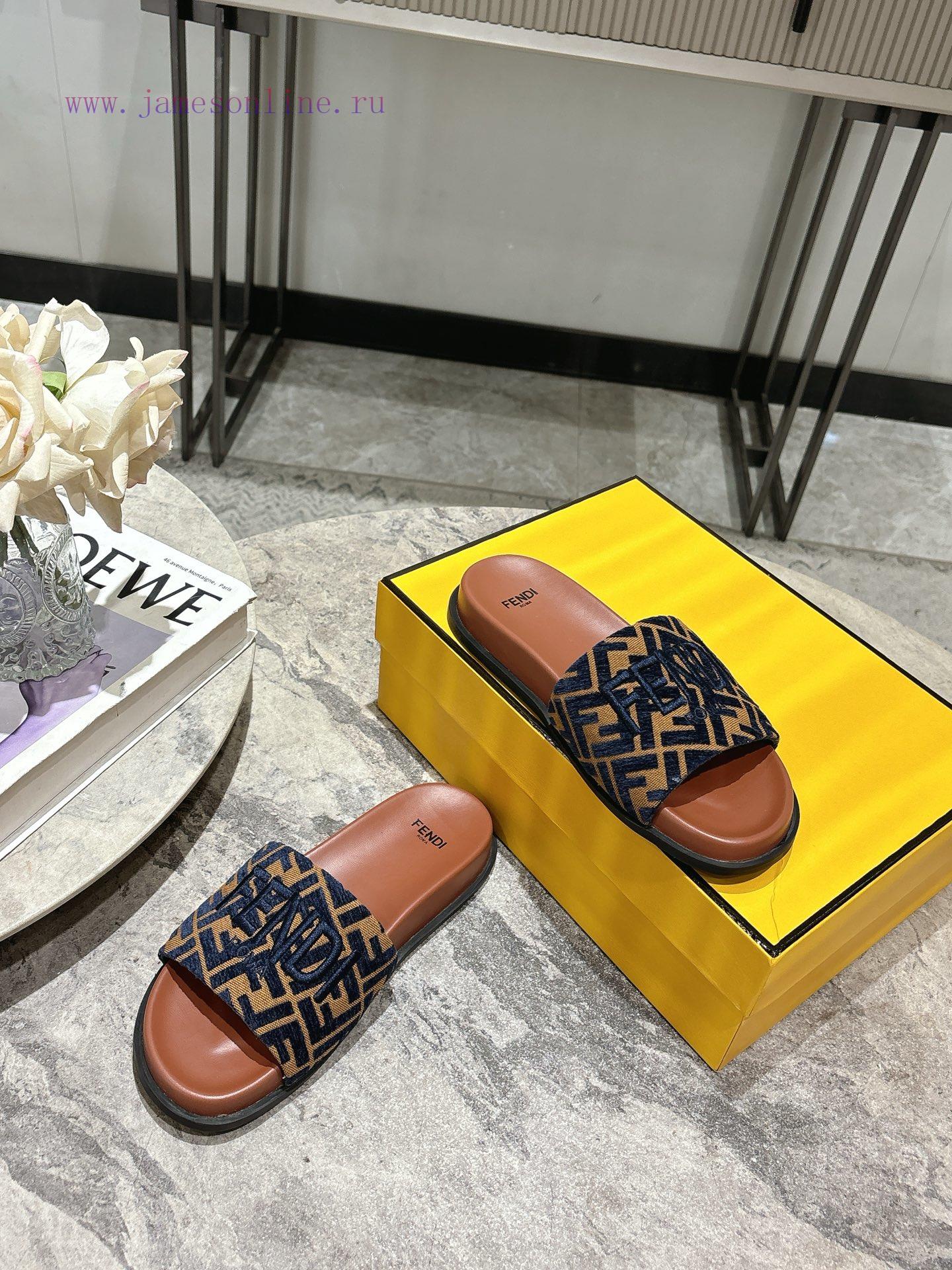 Fendi's Couple's Fashion Show Main Promotion Is The Slipper Series With A New Product Launched. e0f0xp9t - Image 6
