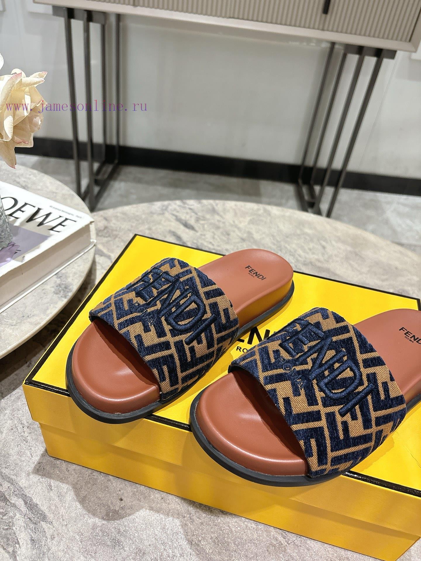 Fendi's Couple's Fashion Show Main Promotion Is The Slipper Series With A New Product Launched. e0f0xp9t - Image 8