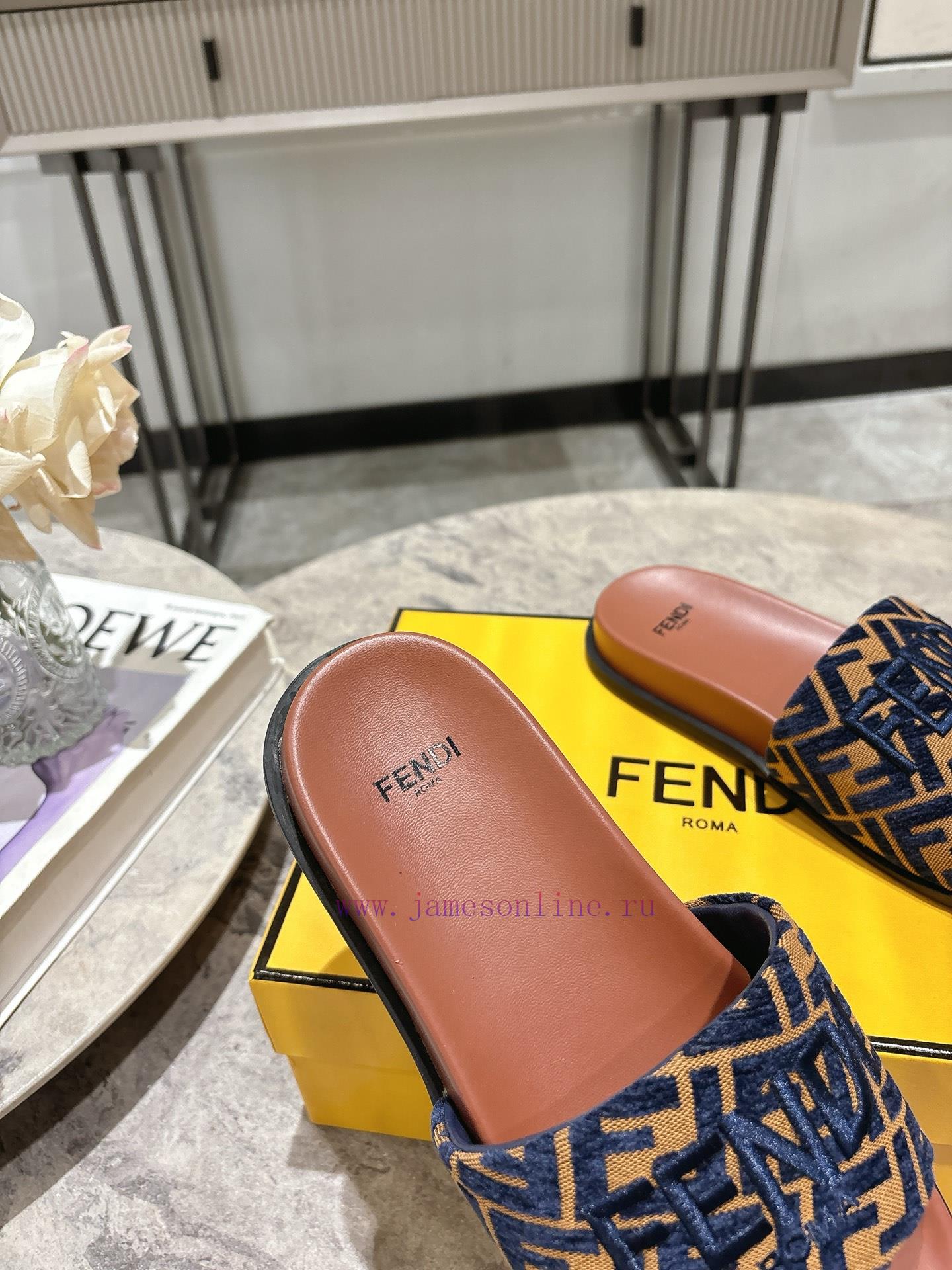 Fendi's Couple's Fashion Show Main Promotion Is The Slipper Series With A New Product Launched. e0f0xp9t - Image 9