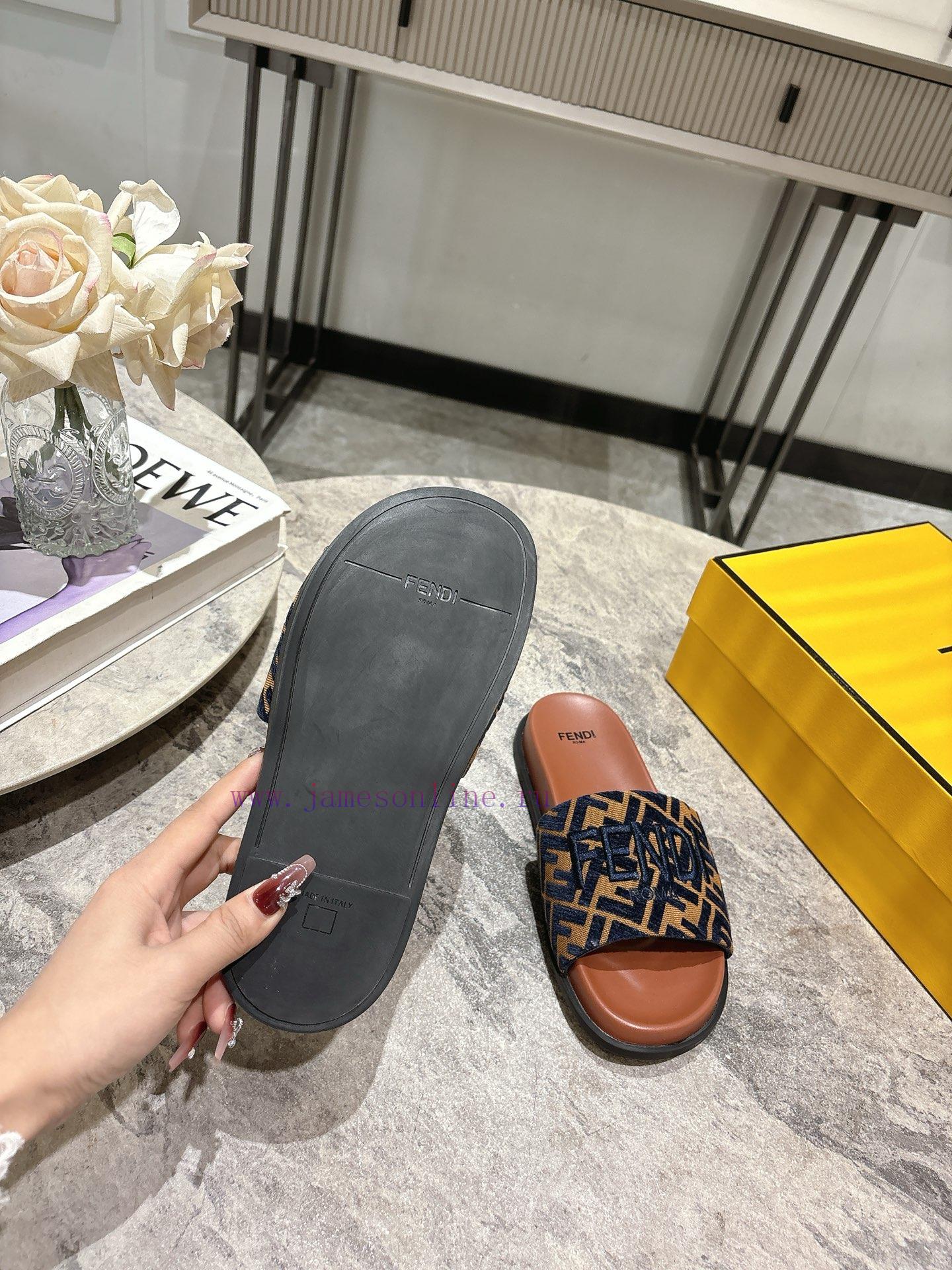 Fendi's Couple's Fashion Show Main Promotion Is The Slipper Series With A New Product Launched. e0f0xp9t - Image 10