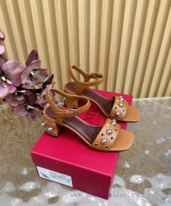 2025 Fashion Show Style | Valentino Riveted Steel Balls Adorned With Thick Heel Roman Sandals | bers3fyz