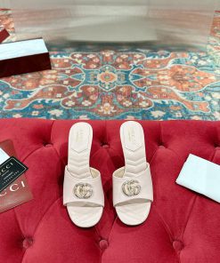 Gucci * 25 New Spring And Summer Open Toed Slippers Are Made Of Leather And Cleverly Use Design sexpmyn6