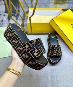 FENDI's Latest Popular Broadband Thick Soled Slippers Made Of Denim Material With The Iconic Ch w7sj1wir