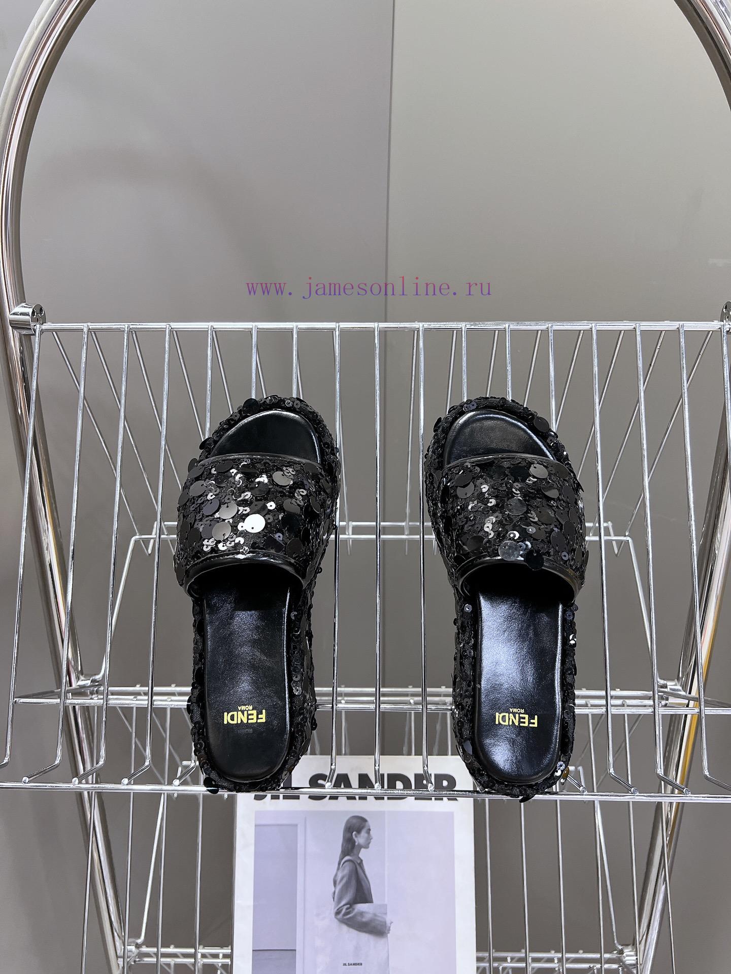 Fendi's Fashion Show Focuses On The Thick Soled Series With A New Product Launched. The Design m02mxp06 - Image 7