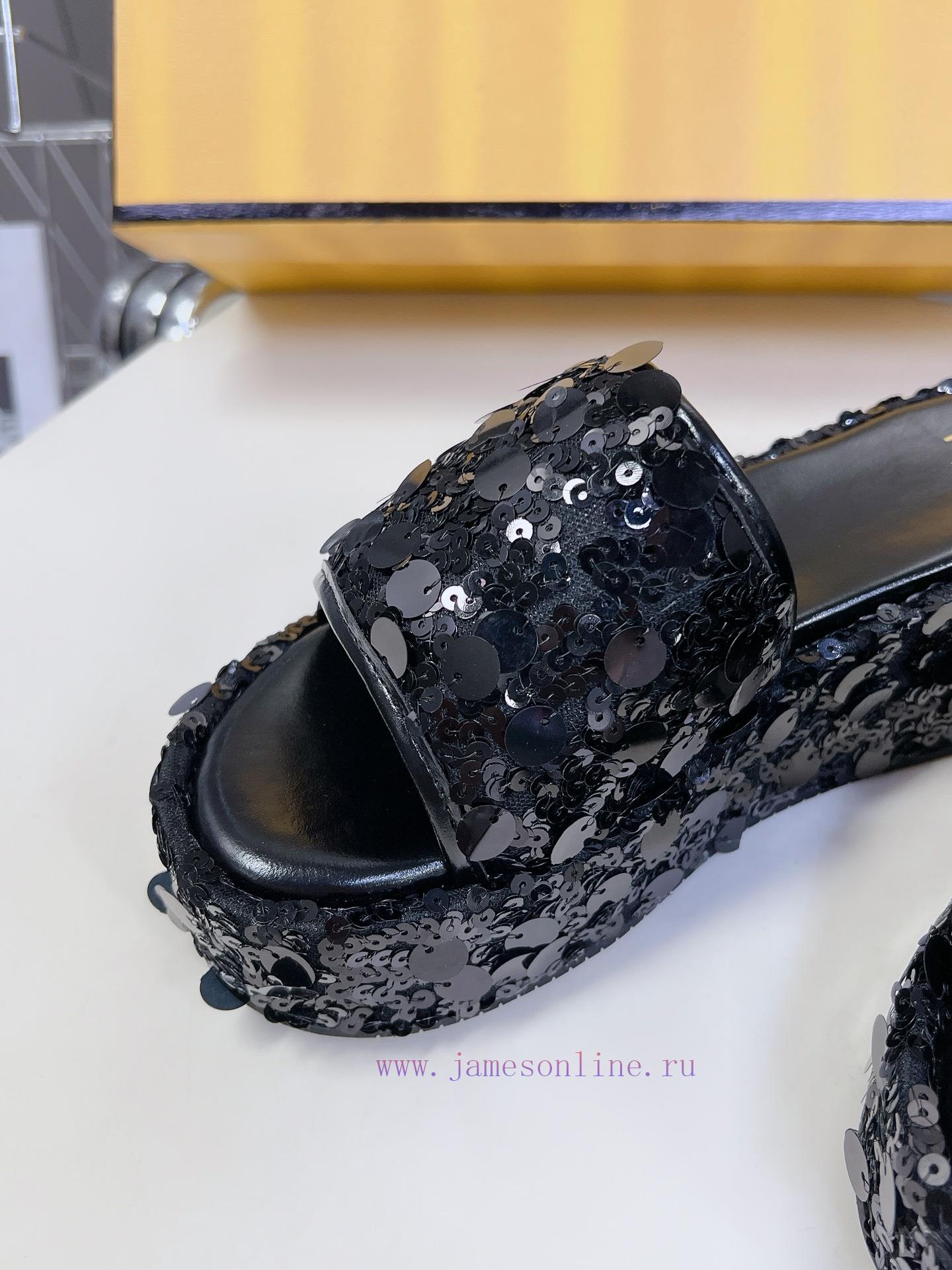 Fendi's Fashion Show Focuses On The Thick Soled Series With A New Product Launched. The Design m02mxp06 - Image 8