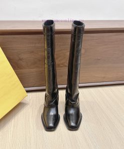 Purchasing GradeFendi's Classic Autumn And Winter Boots Have Become Popular Featuring A Combina 4gdu9zr4