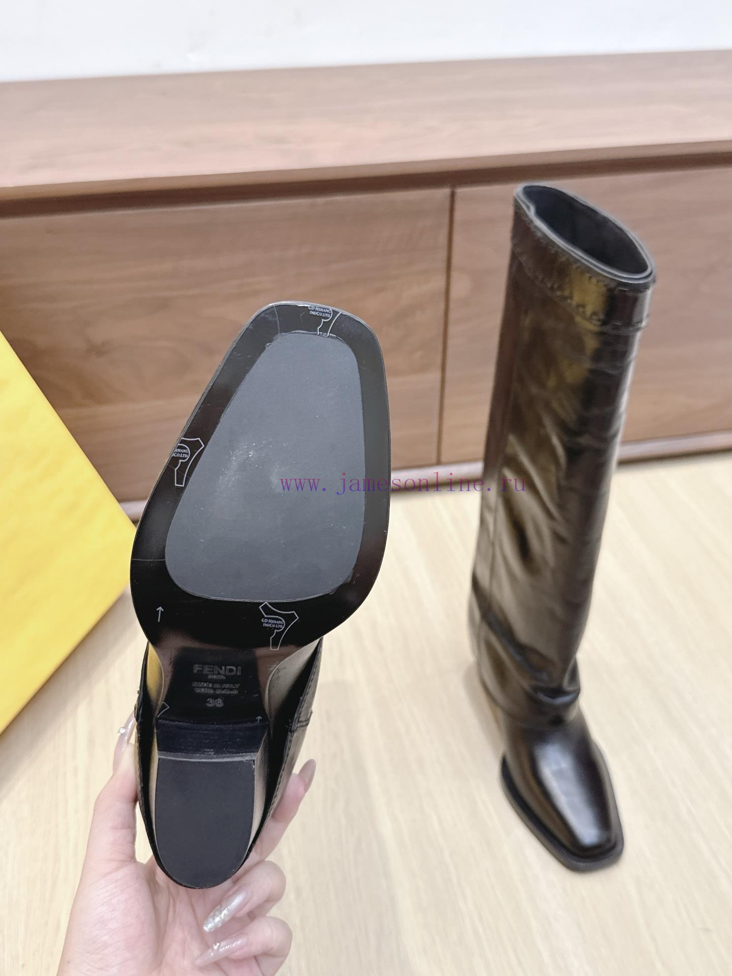 Purchasing GradeFendi's Classic Autumn And Winter Boots Have Become Popular Featuring A Combina 4gdu9zr4 - Image 10