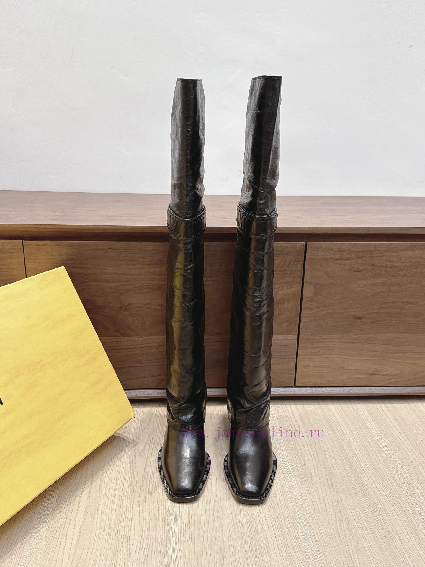 Purchasing GradeFendi's Classic Autumn And Winter Boots Have Become Popular Featuring A Combina sdz07fgx - Image 2
