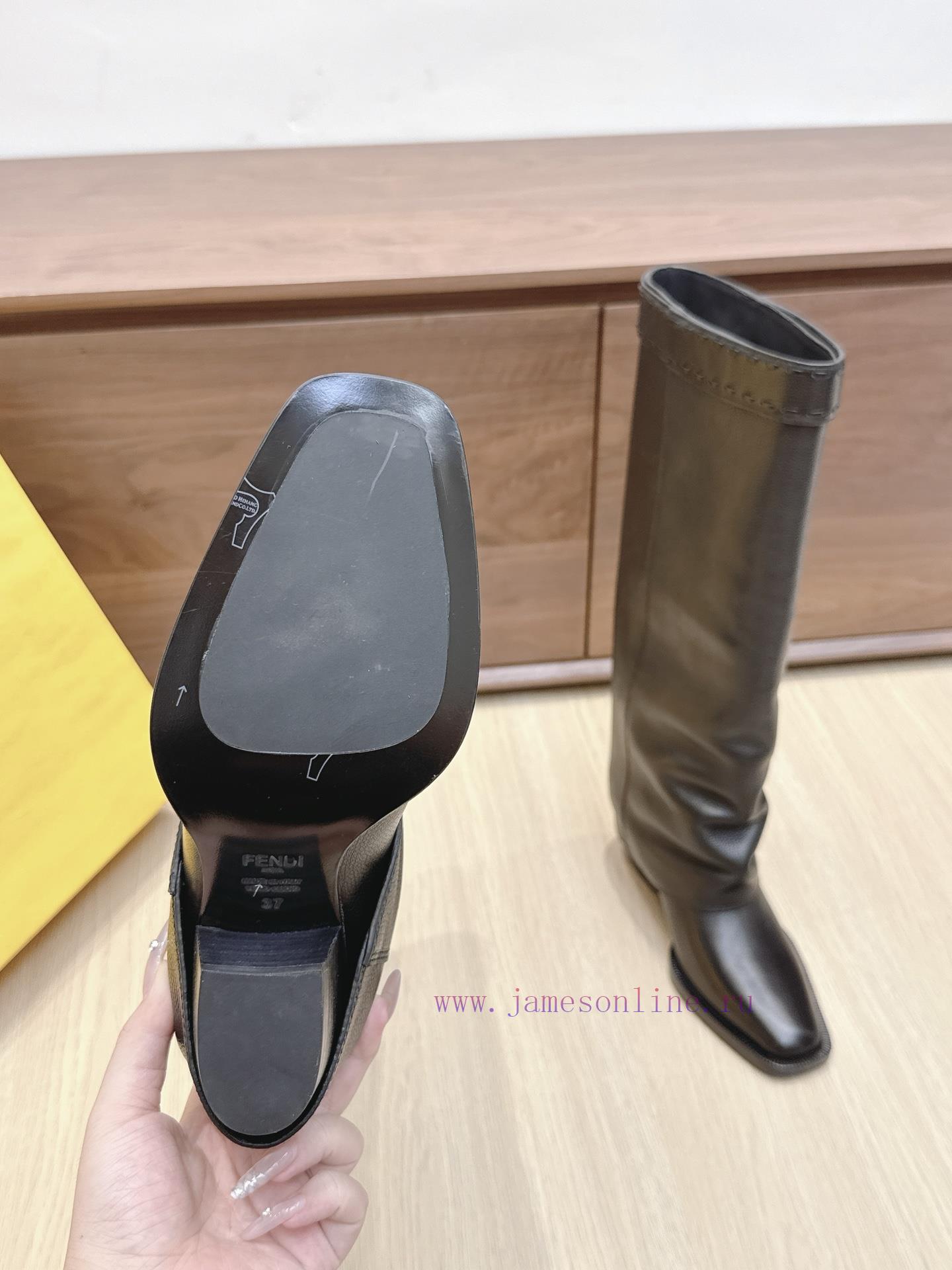 Purchasing GradeFendi's Classic Autumn And Winter Boots Have Become Popular Featuring A Combina rdxyp92o - Image 10