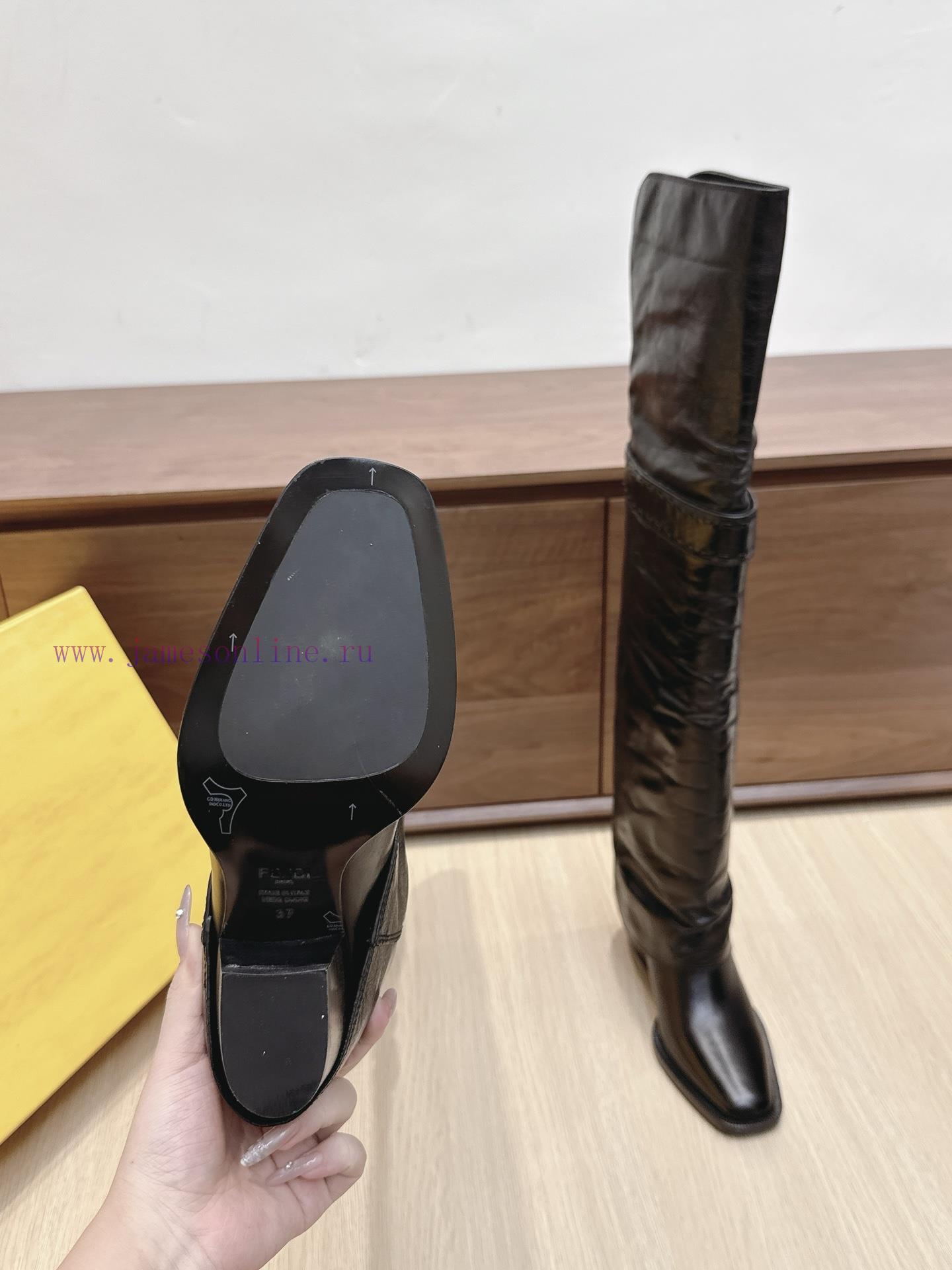 Purchasing GradeFendi's Classic Autumn And Winter Boots Have Become Popular Featuring A Combina sdz07fgx - Image 10