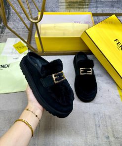 FENDI's Latest Casual Round Toe Flat Shoes For Skiing Are Made Of Black Suede Material And Come a570ntvt