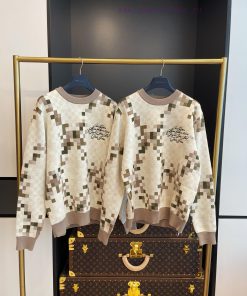 LV Camouflage Hoodie ⚠️ Complete Packaging And Shipping Of The Entire Piece Of Clothing Procure unvw1i3v
