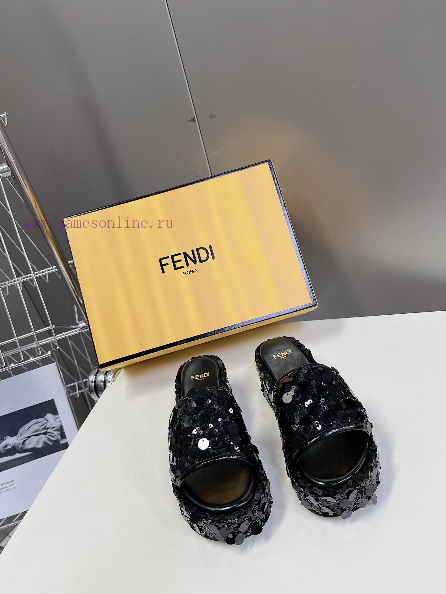 Fendi's Fashion Show Focuses On The Thick Soled Series With A New Product Launched. The Design wgldqdyo