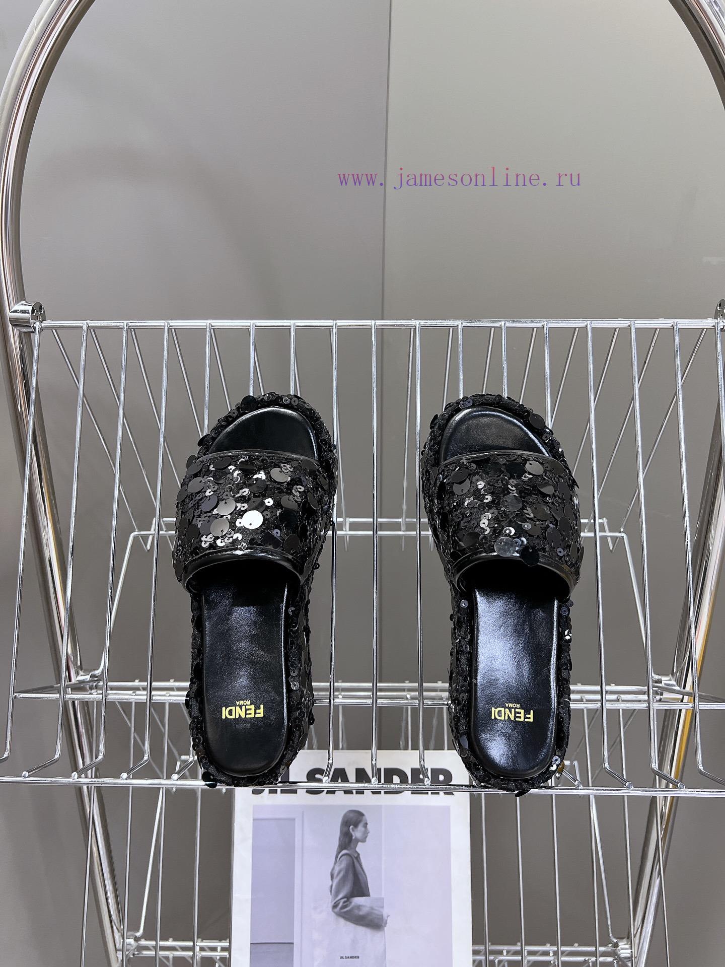 Fendi's Fashion Show Focuses On The Thick Soled Series With A New Product Launched. The Design wgldqdyo - Image 7