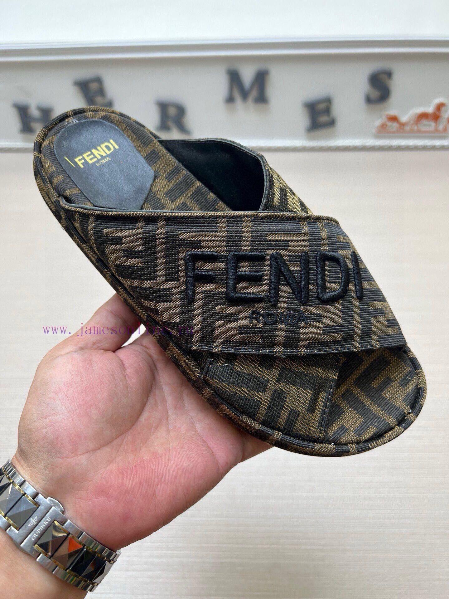 Couple StyleFENDI's Latest Thick Soled Slippers For Spring And Summer Featuring An Embroidered 920wteg4