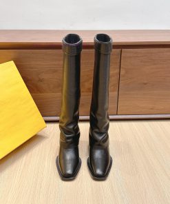 Purchasing GradeFendi's Classic Autumn And Winter Boots Have Become Popular Featuring A Combina frns3ghh