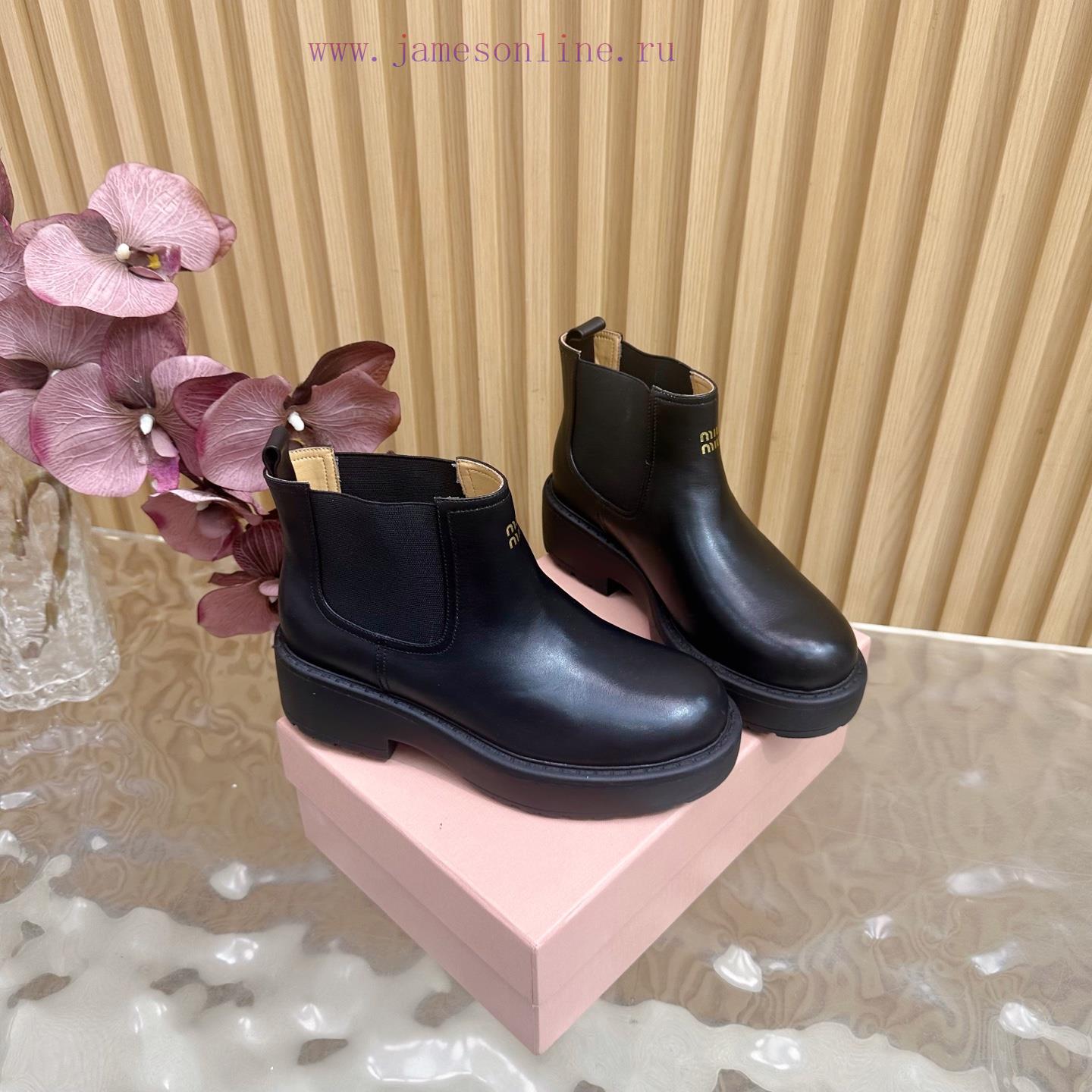 MiuMiu 2025 Autumn/Winter Fashion Show New Short Boots——————————————One Of The Most Worthwhile 3i9r59w0 - Image 3