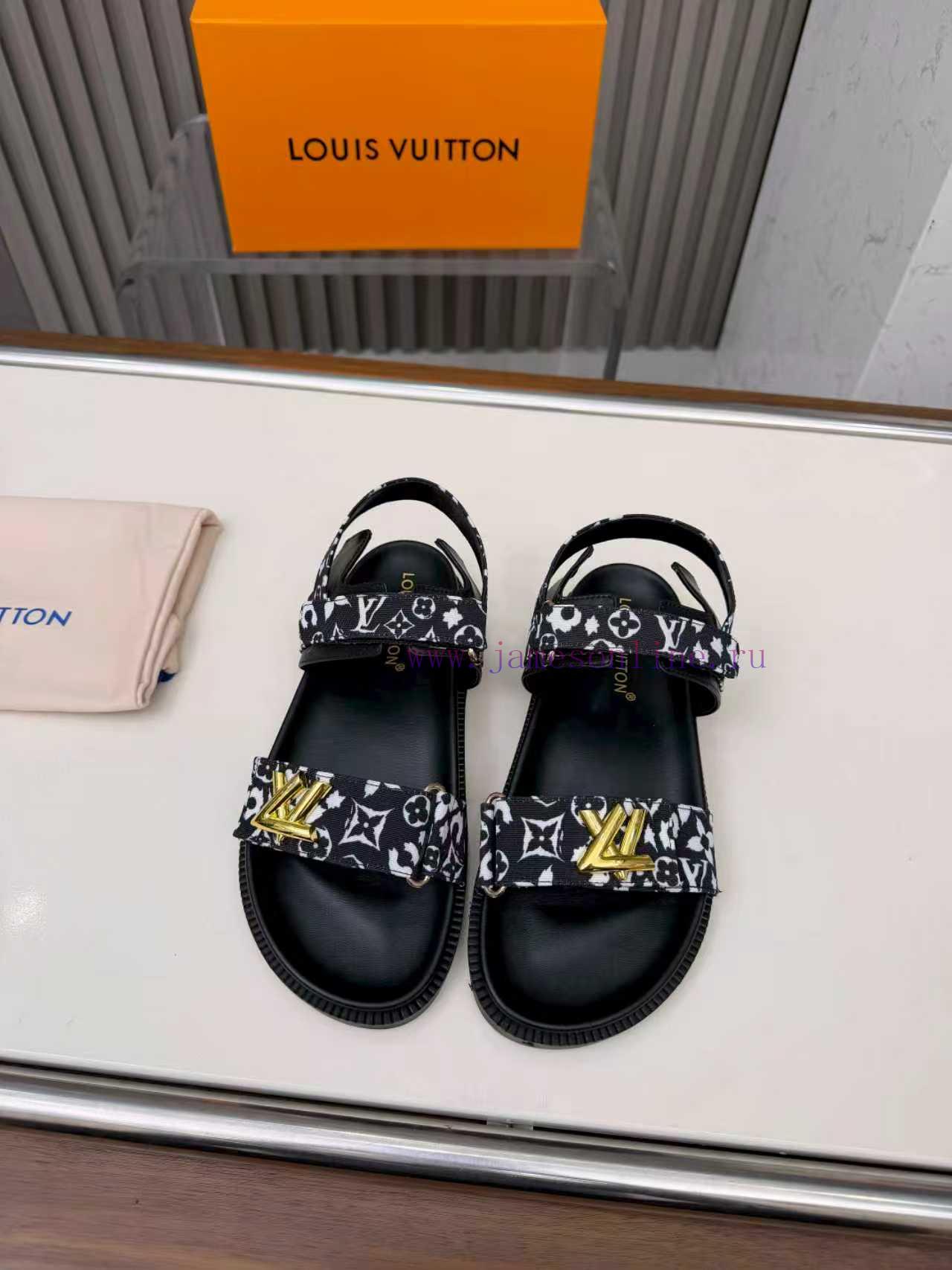 Louis Vuitton's Multi Colored Optional New Slippers Are On The Market With 11 High-end Customiz js1btqqq