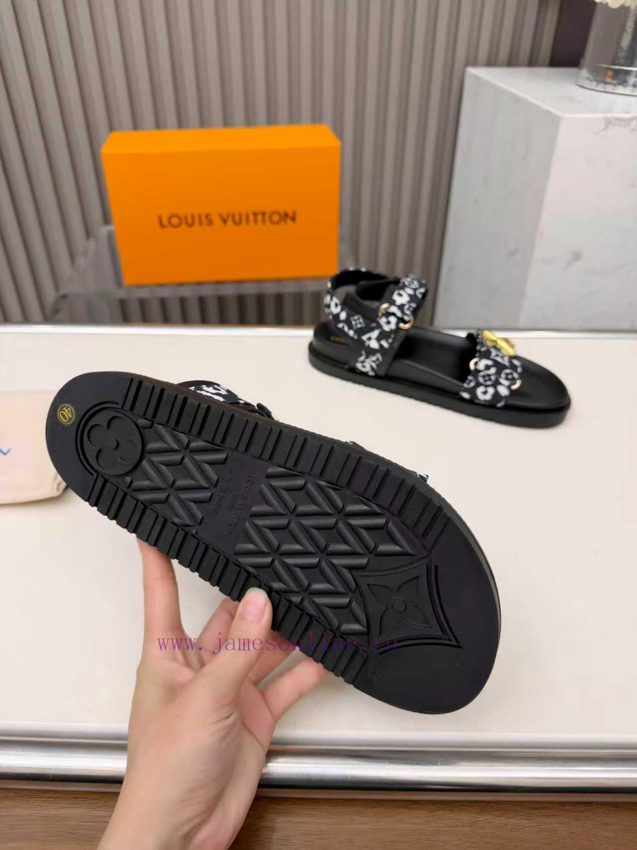 Louis Vuitton's Multi Colored Optional New Slippers Are On The Market With 11 High-end Customiz js1btqqq - Image 7